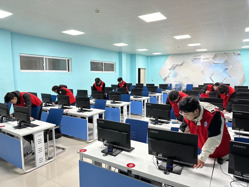 軟件工程系開展“與雷鋒精神同行”系列計(jì)算機(jī)系統(tǒng)服務(wù)活動(dòng)